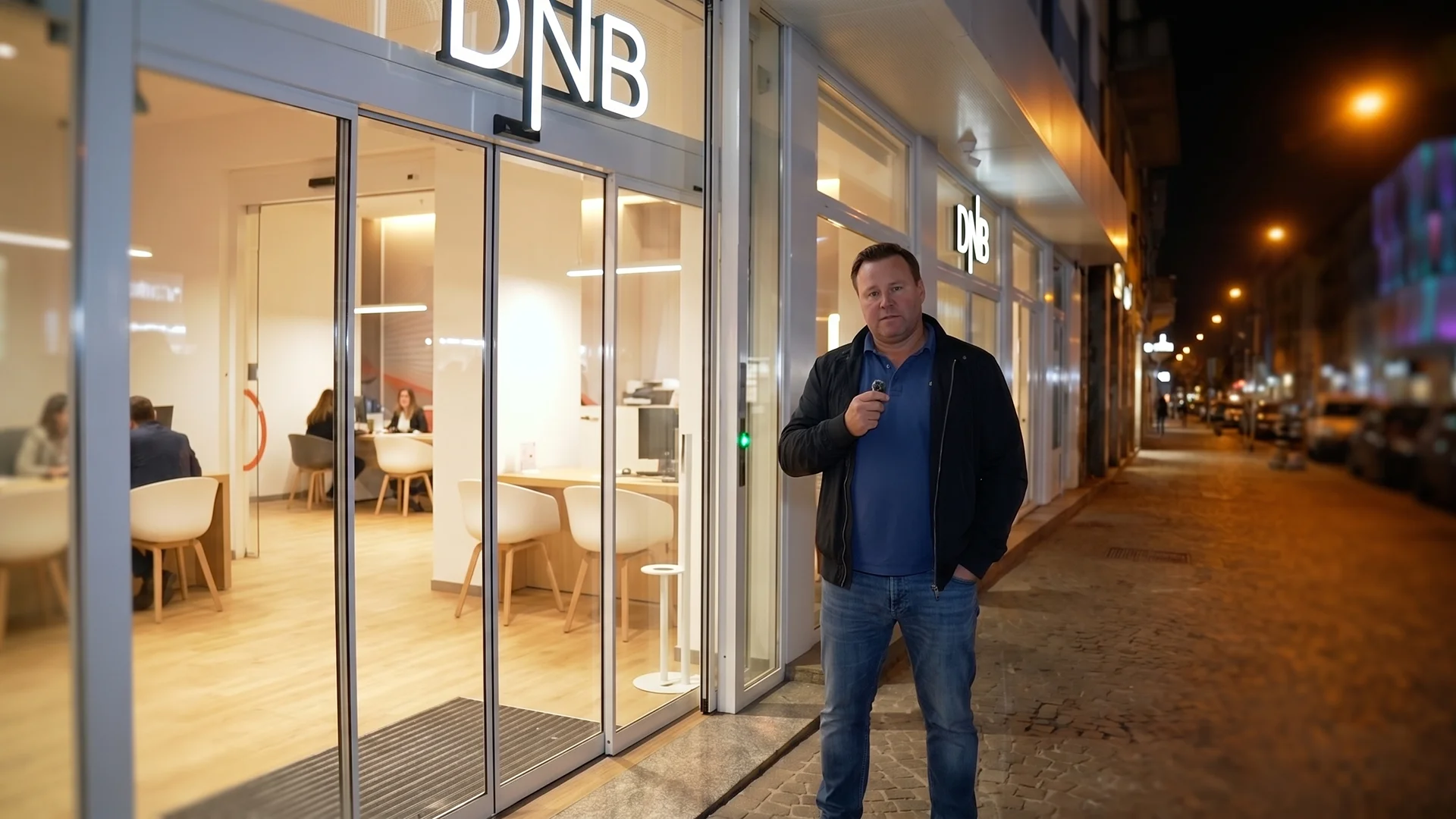 Espen Nakstad foran DNB-filialen i Oslo sentrum