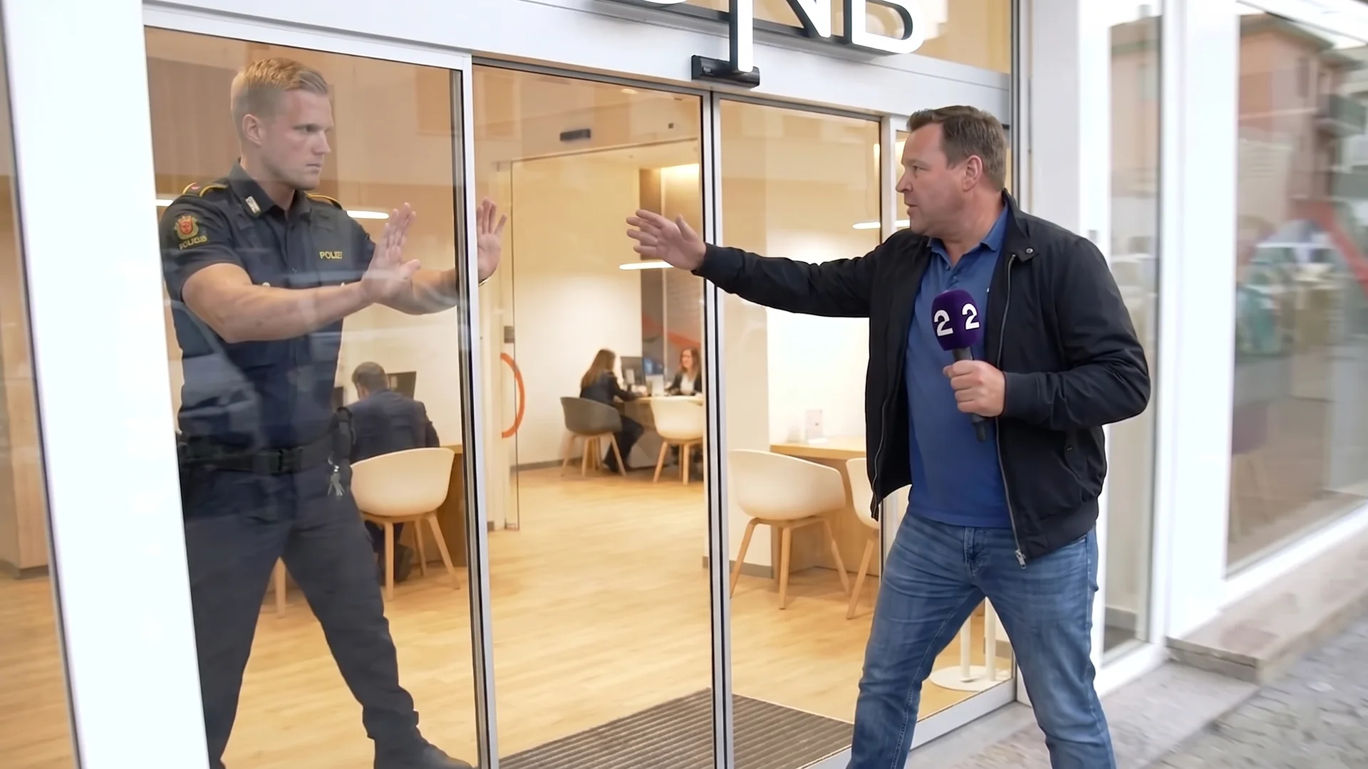 Nakstad konfronterer DNB-filialen med kamera